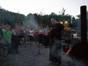 Grillkurs: Teammitglied erklärt den Zuschauern am Mikrofon den Smoker