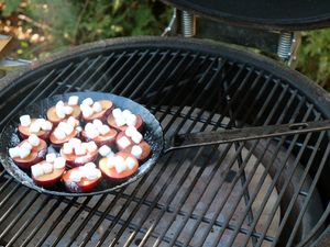 Pflaumen mit Marshmallows auf dem Grillrost