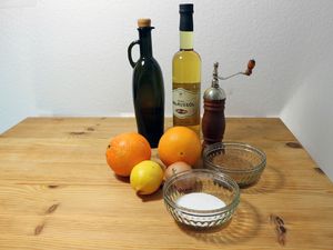 Zutaten für das Dressing: Öle, Orangen, Zitrone und Pfeffermühle