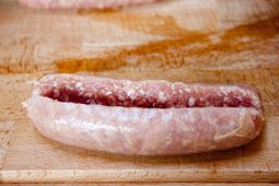 Längs eingeschnittene Bratwurst auf dem Brett