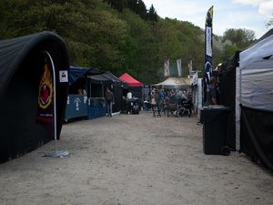 Zelte der Teams auf dem Gelände zwischen Bäumen