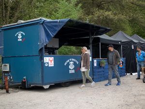 Blauer Container-Grillstand eines Teams mit Besuchern