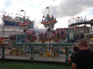 Buntes Fahrgeschäft auf der Kirmes