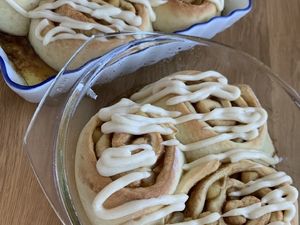 Zimtschnecken in einer Glasform
