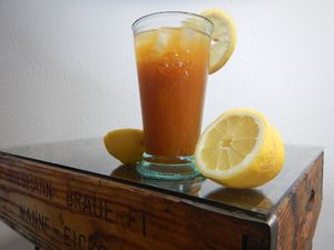 Glas Eistee mit Eiswürfeln und Zitrone