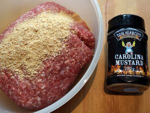 Hackfleisch mit Paniermehl und Gewürz in einer Schüssel