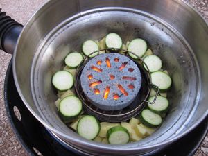 Cobb mit Brikett in der Mitte und Zucchinischeiben ringsum