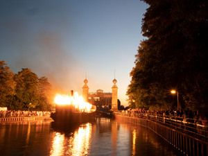 Feuershow auf dem Wasser vor dem beleuchteten Schiffshebewerk