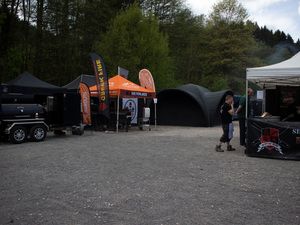 Pavillons der Teams mit Werbefahnen am Waldrand