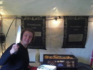 Ann-Karin beim Brötchenschneiden - dabei hält sie ein Messer bedrohlich in die Kamera