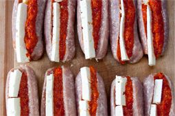 Gefüllte Bratwürste mit Ajvar und Feta