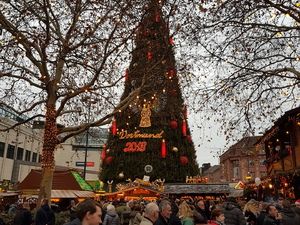 Großer Weihnachtsbaum auf dem Dortmunder Weihnachtsmarkt