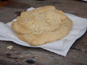 Lángos mit geriebenem Käse