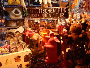 Quietschfiguren als Gewinne an einer Losbude