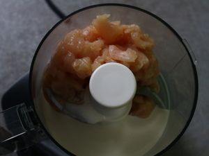 Hähnchenwürfel im Mixer