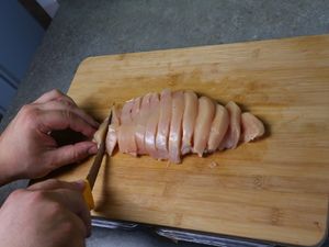 Hähnchenbrust wird in Streifen geschnitten