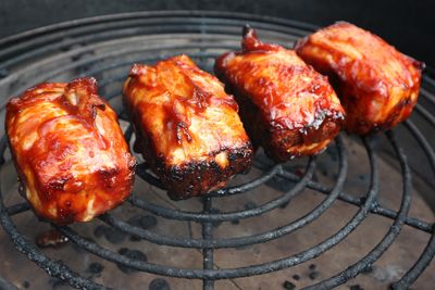 Vier glasierte Cranger Klötze auf dem Grillrost