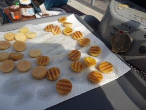 Gegrillte Kartoffeltaler auf Küchenpapier