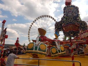 Karussell und Riesenrad auf der Kirmes