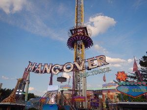 Freifallturm und Schriftzug „Hangover“