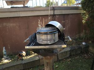 Tischgrill auf einem Ständer im Garten