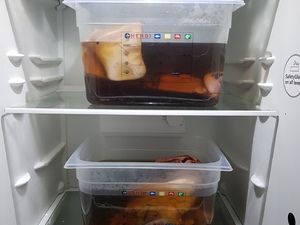 Behälter mit Lake im Kühlschrank