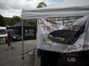 Pavillon mit dem Q-Kidz-Turbo-Banner