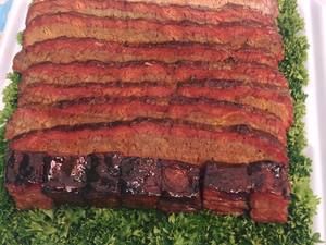 Juryschale mit Brisketscheiben auf Petersilie