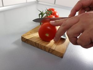 Der Deckel wird von der Tomate abgeschnitten