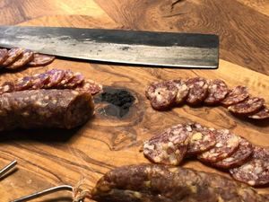 Aufgeschnittene Salami auf dem Brett