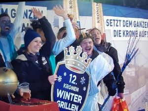 Jubelnde Teams bei der Siegerehrung mit Schild „12. Kronen Wintergrillen“