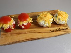 Gefüllte Tomaten und Pilze mit geriebenem Käse vor dem Grillen