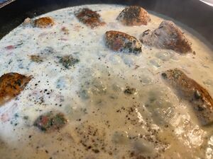 Hähnchen in cremiger Sauce in der Pfanne