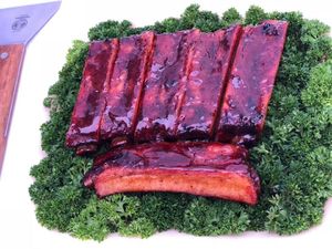 Juryschale mit glasierten Spareribs
