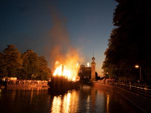 Brennendes Floß auf dem Kanal vor dem Schiffshebewerk bei Nacht