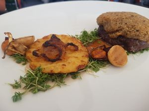 Hirschmedaillon mit Kruste, Rösti mit Röstzwiebeln und Kresse