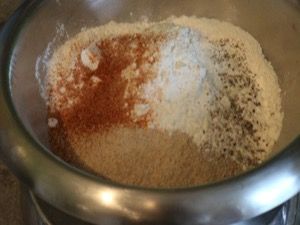 Mehl, Paniermehl und Gewürze in einer Schüssel