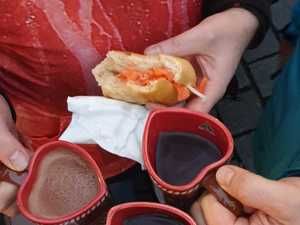 Belegtes Brötchen und Tassen mit Glühwein
