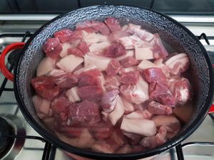Gewürfeltes Schweinefleisch im Topf