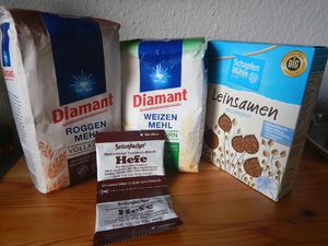 Zutaten: Roggenmehl, Weizenmehl, Leinsamen, Hefe und Sauerteig