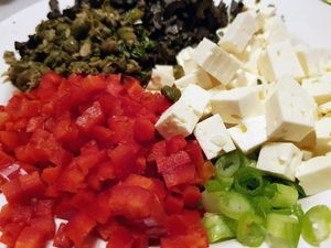 Gewürfelte Paprika, Feta, Frühlingszwiebeln, Kapern und Oliven