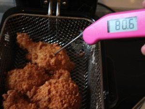 Kerntemperatur des frittierten Hähnchens wird gemessen