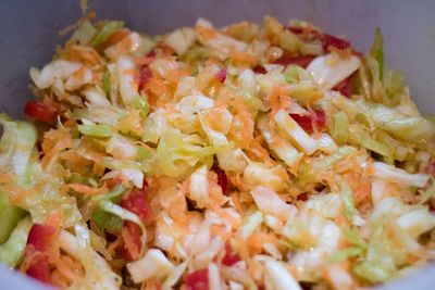 Krautsalat mit Möhren und Paprika