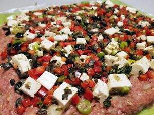 Füllung mit Feta, Paprika und Oliven in Nahaufnahme