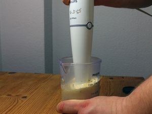 Dressing wird mit dem Stabmixer aufgeschlagen