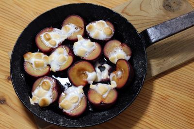 Gegrillte Pflaumenhälften mit Marshmallows in der Pfanne