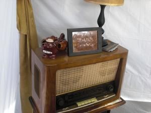 Altes Röhrenradio und Bilderrahmen als Deko auf dem Stand