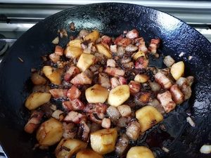 Gebratene Äpfel, Speck und Zwiebeln im Wok