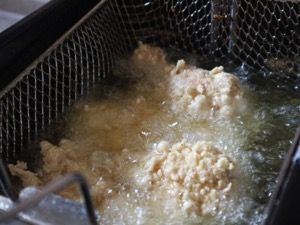 Hähnchenteile im Frittierkorb