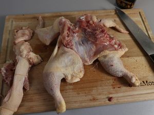 Hähnchen mit herausgeschnittenem Rückgrat auf dem Brett